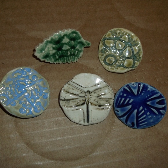 E Thorp Studios Jewelry - New 5 Handcrafted Assorted Stoneware Pins